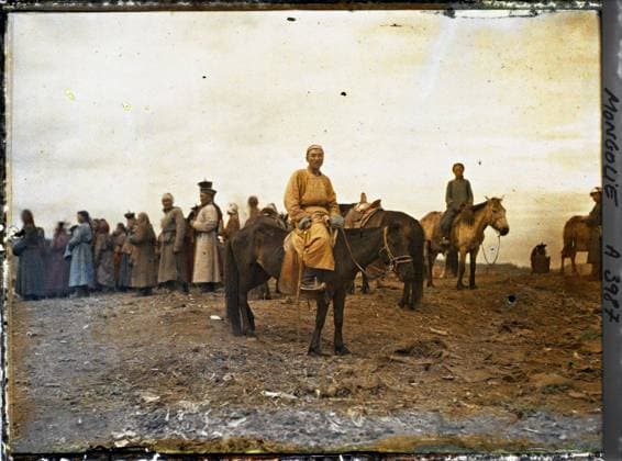 RECORD DATE NOT STATED Ourga, Mongolia of Cavaliers on the Little Eminence which borders the large market square , 1913 - Mongolia - StÃ phane Passet - (July 6-25) (French - ï»¿Ourga , Mongolie Des cavaliers sur la petite Ã minence qui borde la grande place du marchÃ ). Animal transport, horse, real animal, costume, religious personality, civil servant, place, man, Transport, animal, clothing, personality, human beings, Ourga, group of civil servants Copyright: xpiemagsx AKahnlpie020223-1603 !ACHTUNG AUFNAHMEDATUM GESCHÄTZT!