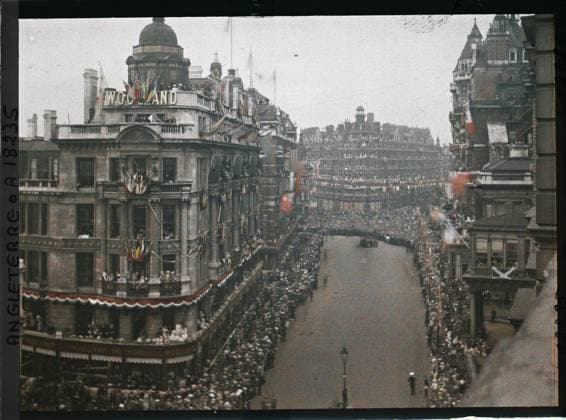 RECORD DATE NOT STATED London, England paraded from allied troops in the British capital , 1919 - England - Fernand Cuville - (July 18-23) (French - ï»¿Londres , Angleterre DÃ filÃ des troupes alliÃ es dans la capitale britannique). Political celebration, military parade, crowd, commemoration, peace, street , neighborhood, flag, army, Festival, First World War, Habitat , Architecture, Society, England, London, at the bottom of the course we see six tanks Copyright: xpiemagsx AKahnlpie020223-3170 !ACHTUNG AUFNAHMEDATUM GESCHÄTZT!