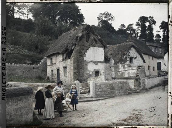 RECORD DATE NOT STATED Cornwall, England group of individuals in a city district , 1913 - England - Auguste LÃ on - (August 28 - September 3) (French - ï»¿Cornouailles , Angleterre Groupe d individus dans un quartier de la ville). Woman, costume, exists in high definition, shipwrecked image, child, group portrait, street , neighborhood, Human beings, clothing, HD, Habitat , Architecture, England Copyright: xpiemagsx AKahnlpie020223-3310 !ACHTUNG AUFNAHMEDATUM GESCHÄTZT!