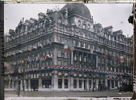 RECORD DATE NOT STATED London, England the Carlton hotel at the angle of Pall Mall and Haymarket , 1919 - England - Fernand Cuville - (July 18-23) (French - ï»¿Londres , Angleterre L hÃ tel Carlton Ã l angle de Pall Mall et Haymarket). Car transport, car, commemoration, street , neighborhood, catering , hotel, flag, Transport, First World War, Habitat , Architecture, Economic Activity, England, London, the Carlton hotel where Marshal Foch went down to London Copyright: xpiemagsx AKahnlpie020223-6176 !ACHTUNG AUFNAHMEDATUM GESCHÄTZT!