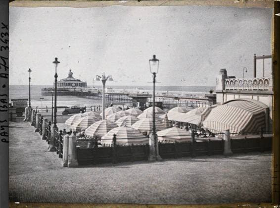 RECORD DATE NOT STATED Schevengue, The Hague, the Netherlands The Terrace of the CafÃ de la Plage, under the Kurhaus, which opens on boulevard or Strandweg, with the background, the thrown , 1929 - Netherlands - StÃ phane Passet - (August 17-31) (French - ï»¿Scheveningue , La Haye , Pays-Bas La terrasse du CafÃ de la Plage , sous le Kurhaus , qui ouvre sur Le Boulevard ou Strandweg , avec Ã l arriere-plan , la jetÃ e promenade). Floor , Reverbera, sea , ocean, worldly entertainment, umbrella , umbrella , parasol, civil engineering, commercial architecture, catering , hotel industry, Entertainment, Habitat , Architecture, Economic Activity Copyright: xpiemagsx AKahnlpie020223-17848 !ACHTUNG AUFNAHMEDATUM GESCHÄTZT!