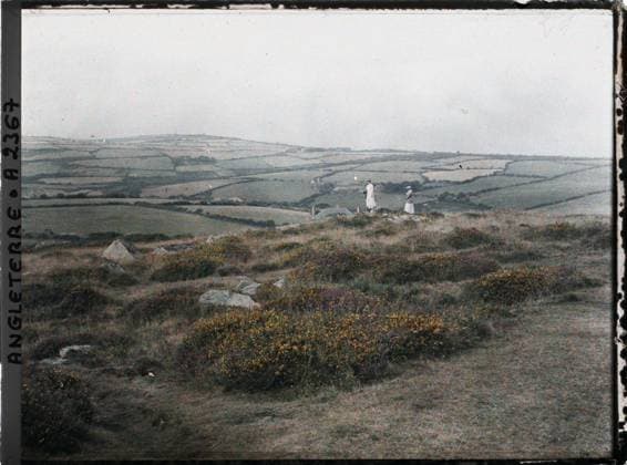 RECORD DATE NOT STATED Cornwall, England two young ladies on a promontory , 1913 - England - Auguste LÃ on - (August 28 - September 3) (French - ï»¿Cornouailles , Angleterre Deux demoiselles sur un promontoire). Landscape, woman, costume, shipwrecked image, flower, Nature , Environment, human beings, clothing, England Copyright: xpiemagsx AKahnlpie020223-3322 !ACHTUNG AUFNAHMEDATUM GESCHÄTZT!