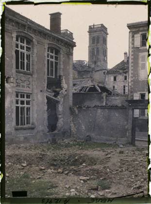 RECORD DATE NOT STATED Verdun , France , 1917 - North of France, Belgium - Paul Castelnau (photographic section of the armies) - (September 1-5) (French - ï»¿Verdun , France). School establishment, bell tower, public civil architecture, ruins, front, bombardment, courtyard, rubble, Teaching, Housing , Architecture, First World War, Verdun, 380 shell hole (School of rue de la Belle Virgin) Copyright: xpiemagsx AKahnlpie020223-21103 !ACHTUNG AUFNAHMEDATUM GESCHÄTZT!