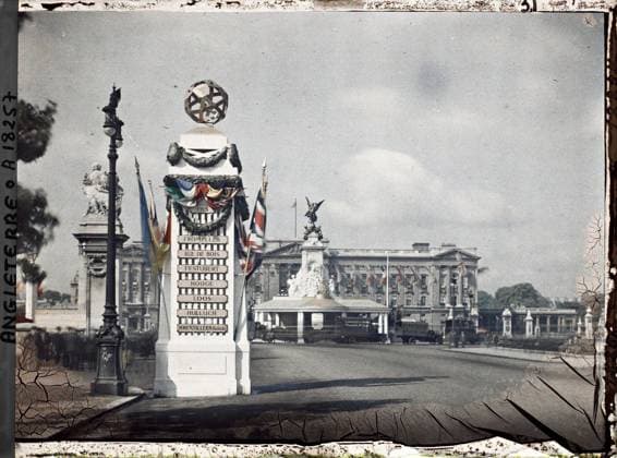 RECORD DATE NOT STATED London, England Buckingham Palace with the fountain dedicated to Queen Victoria. In front, a monument dedicated to the great battles won by the English , 1919 - England - Fernand Cuville - (July 18-23) (French - ï»¿Londres , Angleterre Buckingham Palace avec la fontaine dÃ diÃ e Ã la reine Victoria. Devant , un monument dÃ diÃ aux grandes batailles remportÃ es par les anglais). Floor , RÃ verbere, statue, car transport, sculpture, public civil architecture, commemoration, street , neighborhood, fountain, flag, palace , castle, Transport, art, housing , architecture, First World War, England, London, the Buckingham Palace, seen from the Mall, On the left, one of the pylons raised on the occasion of the victory holidays Copyright: xpiemagsx AKahnlpie020223-3193 !ACHTUNG AUFNAHMEDATUM GESCHÄTZT!