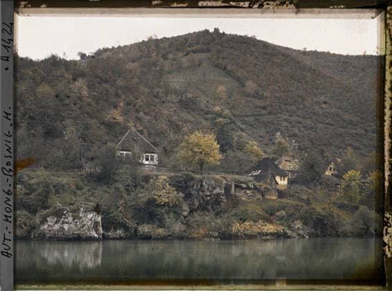 RECORD DATE NOT STATED Surroundings of Banja Luka, Bosnia and Herzegovina The stiff right bank of the Vrbas and the houses above , 1912 - Balkans, Italy - Jean Brunhes and Auguste LÃ on - (October 13 - 27) (French - ï»¿Environs de Banja Luka , Bosnie-HerzÃ govine La rive droite raide du Vrbas et les maisons au dessus). Roof, river, rural architecture, housing, Habitat , Architecture, Bosnia, Banja Luka, the stiff right bank of the VRBAS and the houses above Copyright: xpiemagsx AKahnlpie020223-6270 !ACHTUNG AUFNAHMEDATUM GESCHÄTZT!