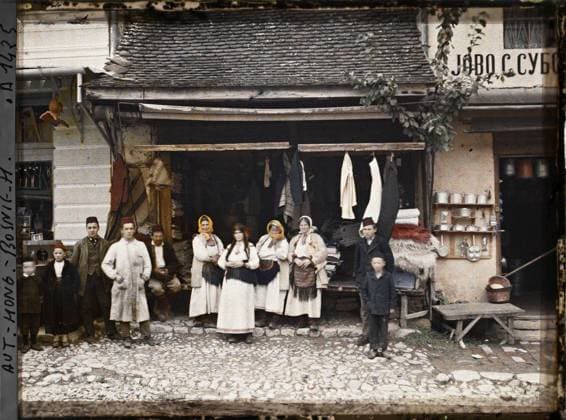 RECORD DATE NOT STATED Banja Luka, Bosnia and Herzegovina Group of Serbian women , 1912 - Balkans, Italy - Jean Brunhes and Auguste LÃ on - (October 13 - 27) (French - ï»¿Banja Luka , Bosnie-HerzÃ govine Groupe de femmes Serbes). Boutique , store, woman, group portrait, domestic object, showcase , display, man, Economic activity, human beings, daily life, Bosnia, Banja Luka, group of Serbian women Copyright: xpiemagsx AKahnlpie020223-6275 !ACHTUNG AUFNAHMEDATUM GESCHÄTZT!