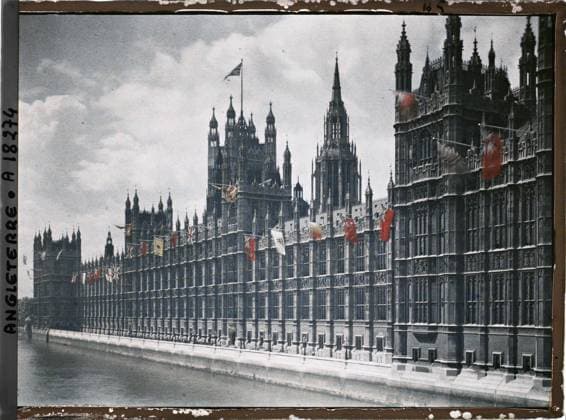 RECORD DATE NOT STATED London, England The Westminster Parliament on the edge of the Thames , 1919 - England - Fernand Cuville - (July 18-23) (French - ï»¿Londres , Angleterre Le parlement de Westminster au bord de la Tamise). River, public civil architecture, commemoration, flag, Habitat , Architecture, First World War, England, London, Parliament (Westminster) Copyright: xpiemagsx AKahnlpie020223-3225 !ACHTUNG AUFNAHMEDATUM GESCHÄTZT!