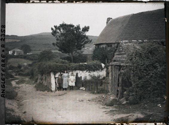 RECORD DATE NOT STATED Cornwall, England three children posing near a house , 1913 - England - Auguste LÃ on - (August 28 - September 3) (French - ï»¿Cornouailles , Angleterre Trois enfants posant pres d une maison). Costume, shipwrecked image, child, rural architecture, home, Clothing, human beings, habitat , architecture, England Copyright: xpiemagsx AKahnlpie020223-3314 !ACHTUNG AUFNAHMEDATUM GESCHÄTZT!