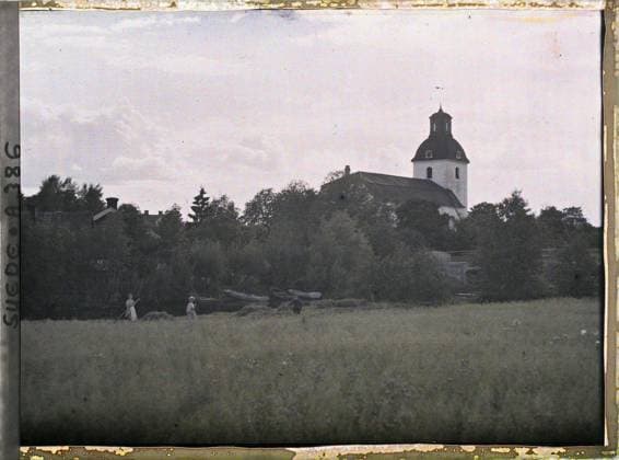 RECORD DATE NOT STATED Ovansjö, Entre Gävle et Falun, Suede Vue de l Ã glise d Ovansjö , 1910 - Voyage of Albert Kahn and Auguste LÃ on in Scandinavia - (August 9 - September 14) (French - ï»¿Ovansjö , entre Gävle et Falun , Suede Vue de l Ã glise d Ovansjö). Church, woman, agriculture , breeding, work scene, hay, bell tower, rural life, harvest, peasant, religious architecture, man, Human beings, economic activity, daily life, housing , architecture, Gefle road to Falun Copyright: xpiemagsx AKahnlpie020223-5150 !ACHTUNG AUFNAHMEDATUM GESCHÄTZT!