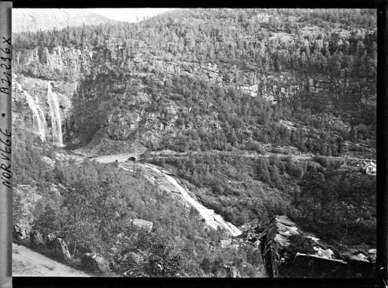 RECORD DATE NOT STATED Surroundings of Eide, Norway Cascade on the road from Eide to your , 1910 - Voyage of Albert Kahn and Auguste LÃ on in Scandinavia - (August 9 - September 14) (French - ï»¿Environs d Eide , Norvege Cascade sur la route d Eide Ã Voss). Landscape, mont , mountain, waterfall, conifer, road, forest , wood, hydrography, bridge, Nature , Environment Copyright: xpiemagsx AKahnlpie020223-1003 !ACHTUNG AUFNAHMEDATUM GESCHÄTZT!