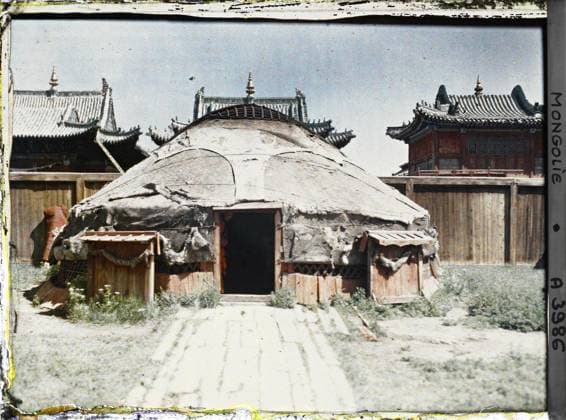 RECORD DATE NOT STATED Ourga, Mongolia an ancient yurt, perhaps the Tent-Palais de la Porte of the Gandantegchinlin monastery , 1913 - Mongolia - StÃ phane Passet - (July 6-25) (French - ï»¿Ourga , Mongolie Une yourte ancienne , peut-Ãªtre la Â« tente-palais de la Porte Â» du monastere de Gandantegchinlin). Buddhism, temple, yurt, Buddhism of Tibetan rite, roof, fence, exists in high definition, door, palace , castle, religious architecture, man, Religion, HD, Habitat , Architecture, Human Starries, Ourga, lamas yurt Copyright: xpiemagsx AKahnlpie020223-1602 !ACHTUNG AUFNAHMEDATUM GESCHÄTZT!