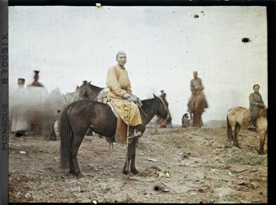 RECORD DATE NOT STATED Ourga, Mongolia a rider on a small eminence on the large market square (tighter framing) , 1913 - Mongolia - StÃ phane Passet - (July 6-25) (French - ï»¿Ourga , Mongolie Un cavalier sur une petite Ã minence sur la grande place du marchÃ ( cadrage plus serrÃ )). Horse, rider, costume, crowd, child, place, man, Clothing, human beings Copyright: xpiemagsx AKahnlpie020223-1681 !ACHTUNG AUFNAHMEDATUM GESCHÄTZT!