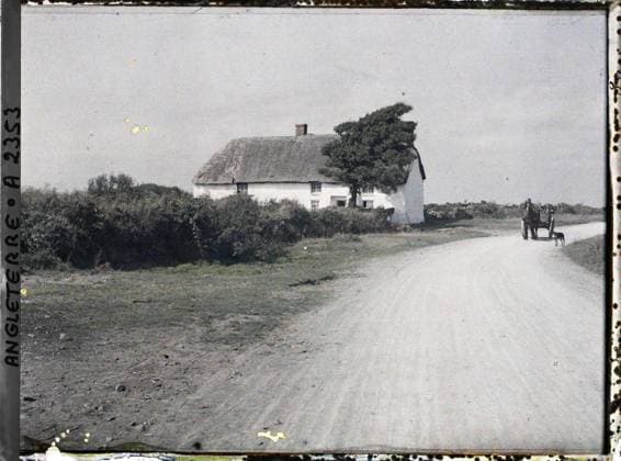 RECORD DATE NOT STATED Cornwall, England a house by the road , 1913 - England - Auguste LÃ on - (August 28 - September 3) (French - ï»¿Cornouailles , Angleterre Une maison au bord de la route). Animal transport, horse, real animal, dog, road, shipwrecked image, rural life, cart, rural architecture, Transport, animal, daily life, housing , architecture, England Copyright: xpiemagsx AKahnlpie020223-3305 !ACHTUNG AUFNAHMEDATUM GESCHÄTZT!