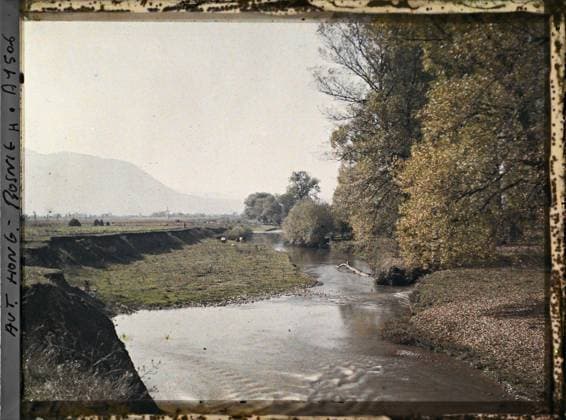 RECORD DATE NOT STATED Surroundings of Sarajevo, Bosnia and Herzegovina La Riviere at the entrance to the PoljÃ de Sarajevo , 1912 - Balkans, Italy - Jean Brunhes and Auguste LÃ on - (October 13 - 27) (French - ï»¿Environs de Sarajevo , Bosnie-HerzÃ govine La riviere Ã l entrÃ e de la PoljÃ de Sarajevo). Landscape, river, hydrography, Nature , Environment, Bosnia, Sarajevo, the river at the entrance to the Sarajevo Polje Copyright: xpiemagsx AKahnlpie020223-6348 !ACHTUNG AUFNAHMEDATUM GESCHÄTZT!