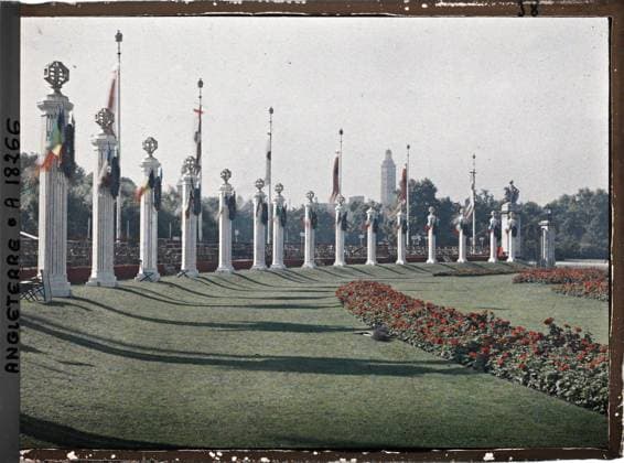 RECORD DATE NOT STATED London, England Tribunes against Buckingham Palace. Basically, the tower of London , 1919 - England - Fernand Cuville - (July 18-23) (French - ï»¿Londres , Angleterre Tribunes face Ã Buckingham Palace. Au fond , la Tour de Londres). Statue, tower, sculpture, garden architecture, column, commemoration, flag, Art, Habitat , Architecture, First World War, England, London, in front of the palace of Buckingham at the roundabout, tribune, in the background, the tower of. . Copyright: xpiemagsx AKahnlpie020223-3204 !ACHTUNG AUFNAHMEDATUM GESCHÄTZT!