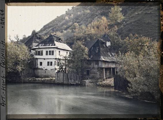 RECORD DATE NOT STATED Jezero, Bosnia and Herzegovina View of the pliva bridge over the village houses , 1912 - Balkans, Italy - Jean Brunhes and Auguste LÃ on - (October 13 - 27) (French - ï»¿Jezero , Bosnie-HerzÃ govine Vue prise du pont de la Pliva sur les maisons du village). Stilts, roofing, river, rural architecture, dwelling, Habitat , Architecture, Bosnia, Jezero, view of the Pliva bridge over the houses of the village Copyright: xpiemagsx AKahnlpie020223-6292 !ACHTUNG AUFNAHMEDATUM GESCHÄTZT!