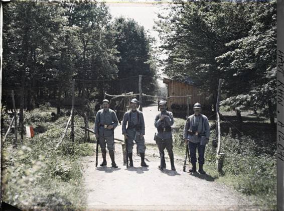 RECORD DATE NOT STATED Pfetterhouse, Haut-Rhin, Alsace, France, Switzerland at the Swiss border , 1917 - Alsace - Paul Castelnau (photographic section of the armies) - (June) (French - ï»¿Pfetterhouse , Haut-Rhin , Alsace , France , Suisse A la frontiere Suisse). Border, forehead, weapon, hairy, flag, First World War, France, pfetterhouse, on the Swiss border Copyright: xpiemagsx AKahnlpie020223-12868 !ACHTUNG AUFNAHMEDATUM GESCHÄTZT!