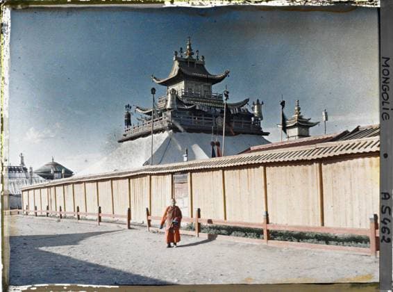 RECORD DATE NOT STATED Ourga, Mongolia the west enclosure of the Yellow Palace , 1913 - Mongolia - StÃ phane Passet - (July 6-25) (French - ï»¿Ourga , mongolie L™enceinte ouest du palais Jaune). Costume, temple, Tibetan rite Buddhism, pagoda, fence, exists in high definition, dome , dome, palace , castle, religious architecture, man, Clothing, religion, HD, housing , architecture, human beings, Chine , Kiakta Copyright: xpiemagsx AKahnlpie020223-1620 !ACHTUNG AUFNAHMEDATUM GESCHÄTZT!
