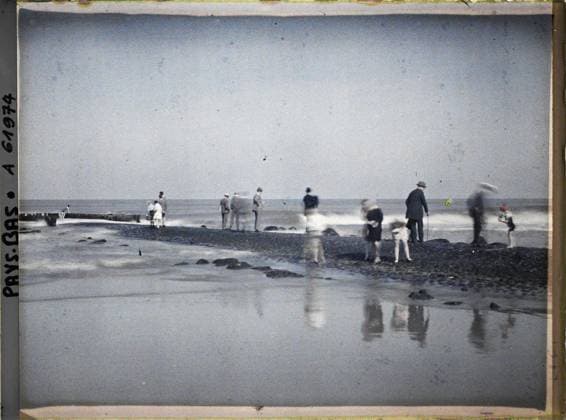 RECORD DATE NOT STATED Scheveningue, The Hague, Netherlands , 1929 - Netherlands - StÃ phane Passet - (August 17-31) (French - ï»¿Scheveningue , La Haye , Pays-Bas). Sea , ocean, woman, worldly entertainment, child, man, Human beings, entertainment, Hollande, Scheveningue, La Plage Copyright: xpiemagsx AKahnlpie020223-17772 !ACHTUNG AUFNAHMEDATUM GESCHÄTZT!