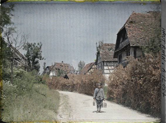 RECORD DATE NOT STATED Seppois-le-Haut, Haut-Rhin, Alsace, France Camouflages , 1917 - Alsace - Paul Castelnau (photographic section of the armies) - (June) (French - ï»¿Seppois-le-Haut , Haut-Rhin , Alsace , France Camouflages). Camouflage, military uniform, food, domestic life, ruins, forehead, bombing, hairy, man, Clothing, daily life, First World War, human beings, France, Seppois le Haut, camouflages Copyright: xpiemagsx AKahnlpie020223-205 !ACHTUNG AUFNAHMEDATUM GESCHÄTZT!