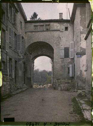 RECORD DATE NOT STATED Verdun , France , 1917 - North of France, Belgium - Paul Castelnau (photographic section of the armies) - (September 1-5) (French - ï»¿Verdun , France). Ruins, front, bombing, fortified architecture, street , neighborhood, door, rubble, street plate, First World War, Habitat , Architecture, Verdun, chatel door and rue Porte Chatel Copyright: xpiemagsx AKahnlpie020223-21101 !ACHTUNG AUFNAHMEDATUM GESCHÄTZT!