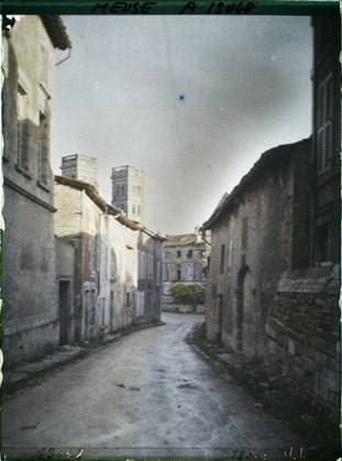 RECORD DATE NOT STATED Verdun , France , 1917 - North of France, Belgium - Paul Castelnau (photographic section of the armies) - (September 1-5) (French - ï»¿Verdun , France). Bell tower, front, street , neighborhood, First World War, Habitat , Architecture, France, Verdun, rue Chatel Copyright: xpiemagsx AKahnlpie020223-21169 !ACHTUNG AUFNAHMEDATUM GESCHÄTZT!