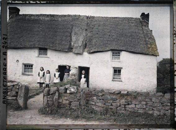 RECORD DATE NOT STATED Cornwall, England women and young girls in front of a house , 1913 - England - Auguste LÃ on - (August 28 - September 3) (French - ï»¿Cornouailles , Angleterre Femmes et jeunes filles devant une maison). Woman, shipwrecked image, child, rural life, rural architecture, Human beings, daily life, habitat , architecture, England Copyright: xpiemagsx AKahnlpie020223-3099 !ACHTUNG AUFNAHMEDATUM GESCHÄTZT!