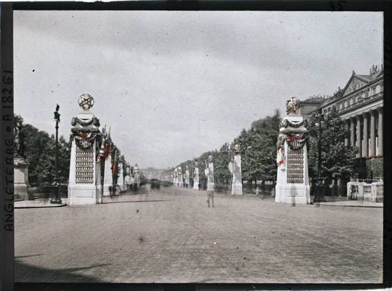 RECORD DATE NOT STATED London, England The Mall decorated with several monuments commemorating the end of the First World War. Basically, Buckingham Palace , 1919 - England - Fernand Cuville - (July 18-23) (French - ï»¿Londres , Angleterre The Mall dÃ corÃ de plusieurs monuments commÃ morant la fin de la Premiere Guerre Mondiale. Au fond , Buckingham Palace). Public civil architecture, commemorative inscription, commemoration, street , neighborhood, flag, palace , castle, Habitat , architecture, registration , information, First World War, England, London, the Mall (overview) Copyright: xpiemagsx AKahnlpie020223-3198 !ACHTUNG AUFNAHMEDATUM GESCHÄTZT!