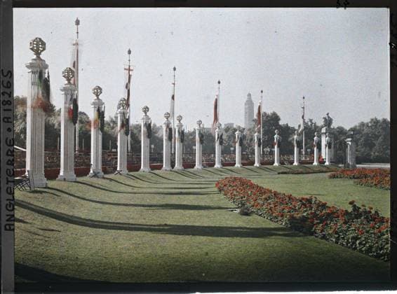 RECORD DATE NOT STATED London, England Tribunes against Buckingham Palace. Basically, the tower of London , 1919 - England - Fernand Cuville - (July 18-23) (French - ï»¿Londres , Angleterre Tribunes face Ã Buckingham Palace. Au fond , la Tour de Londres). Statue, tower, sculpture, garden architecture, column, flower, commemoration, flag, Art, Habitat , Architecture, First World War, England, London, in front of the palace of Buckingham at the roundabout, tribune, in the background, the tower of. . Copyright: xpiemagsx AKahnlpie020223-3200 !ACHTUNG AUFNAHMEDATUM GESCHÄTZT!