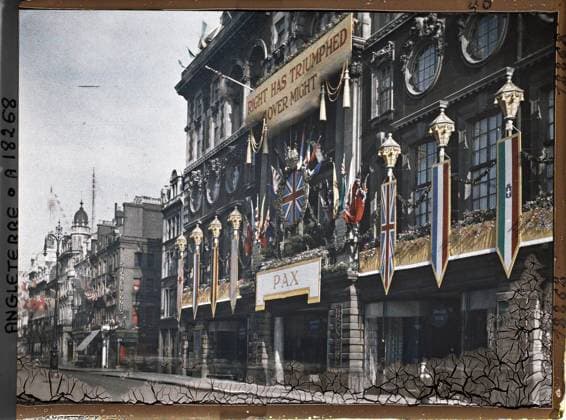 RECORD DATE NOT STATED London, England The Waring & Gillow store decorated on Oxford Street on the occasion of the commemoration of the First World War , 1919 - England - Fernand Cuville - (July 18-23) (French - ï»¿Londres , Angleterre la boutique Waring & Gillow dÃ corÃ e sur Oxford street Ã l occaion de la commÃ moration de la Premiere Guerre Mondiale). Floor , Reverbera, shop , store, commemorative registration, commemoration, street , neighborhood, flag, Economic activity, registration , information, First World War, Habitat , Architecture, England, London, Oxford Street: Waringd house Copyright: xpiemagsx AKahnlpie020223-3201 !ACHTUNG AUFNAHMEDATUM GESCHÄTZT!