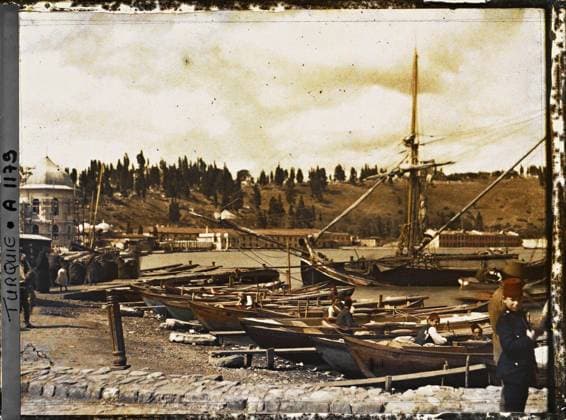 RECORD DATE NOT STATED Constantinople (current Istanbul), Turkey Boats and felucca at the port in the golden horn , 1912 - Turkey - StÃ phane Passet - (September) (French - ï»¿Constantinople ( actuelle Istanbul ) , Turquie Barques et felouque au port dans la Corne d Or). Civil engineering, child, boat, port, sailboat, river transport , lake, Habitat , architecture, human beings, transport, Turkey, Eyoub, the port Copyright: xpiemagsx AKahnlpie020223-5024 !ACHTUNG AUFNAHMEDATUM GESCHÄTZT!