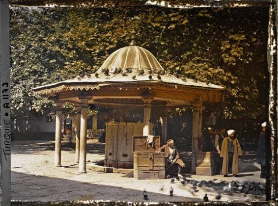 RECORD DATE NOT STATED Constantinople (current Istanbul), Turkey Fontaine in ablutions (Sadirvan) in the exterior courtyard of the Eyüp Sultan Camii, Grande Mosque of Eyüp , 1912 - Turkey - StÃ phane Passet - (September) (French - ï»¿Constantinople ( actuelle Istanbul ) , Turquie Fontaine aux ablutions ( sadirvan ) dans la cour extÃ rieure de l Eyüp Sultan Camii , Grande MosquÃ e d Eyüp). Costume, ablution, Islam, exists in high definition, pigeon, fountain, religious architecture, man, Clothing, religion, HD, housing , architecture, human beings, Turkey, Eyoub, fountain of the Grande Mosque Copyright: xpiemagsx AKahnlpie020223-5037 !ACHTUNG AUFNAHMEDATUM GESCHÄTZT!