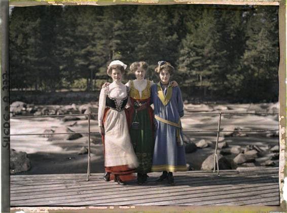 RECORD DATE NOT STATED Alvkarleby, Sweden Three women in folk costumes, inspired by traditional outfits , 1910 - Voyage of Albert Kahn and Auguste LÃ on in Scandinavia - (August 9 - September 14) (French - ï»¿Alvkarleby , Suede Trois femmes en costumes folkloriques , inspirÃ s de tenues traditionnelles). Woman, costume, exists in high definition, group portrait, hairstyle , headgear, Human beings, clothing, HD, Elfkarleo , Elfkarleo Copyright: xpiemagsx AKahnlpie020223-5140 !ACHTUNG AUFNAHMEDATUM GESCHÄTZT!