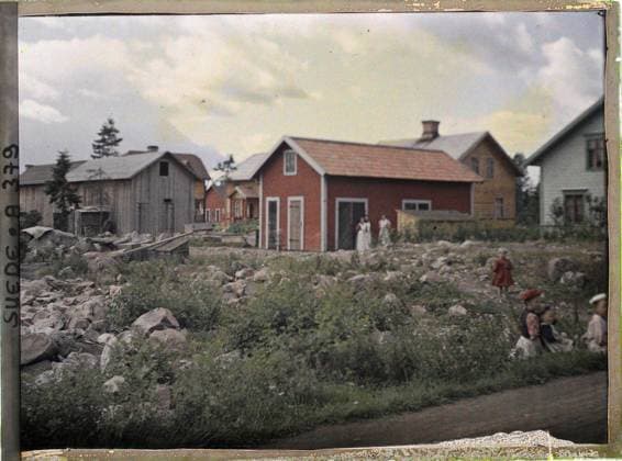 RECORD DATE NOT STATED Between Alvkarleby and Gävle, Sweden group of villagers and houses by the road , 1910 - Voyage of Albert Kahn and Auguste LÃ on in Scandinavia - (August 9 - September 14) (French - ï»¿Entre Alvkarleby et Gävle , Suede Groupe de villageois et maisons au bord de la route). Woman, child, home, Human beings, Habitat , Architecture, Elfkarleo road to Gefle Copyright: xpiemagsx AKahnlpie020223-5145 !ACHTUNG AUFNAHMEDATUM GESCHÄTZT!