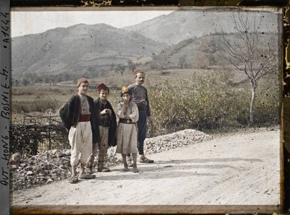 RECORD DATE NOT STATED Jajce, Bosnia and Herzegovina The little girl, two boys and a man , 1912 - Balkans, Italy - Jean Brunhes and Auguste LÃ on - (October 13 - 27) (French - ï»¿Jajce , Bosnie-HerzÃ govine La petite fille , deux garcons et un homme). Road, child, group portrait, hairstyle , headgear, man, Human being, Bosnia, Jajce, the little girl two boys and a man Copyright: xpiemagsx AKahnlpie020223-6291 !ACHTUNG AUFNAHMEDATUM GESCHÄTZT!