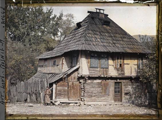 RECORD DATE NOT STATED Jezero, Bosnia and Herzegovina the same house with a poor man , 1912 - Balkans, Italy - Jean Brunhes and Auguste LÃ on - (October 13 - 27) (French - ï»¿Jezero , Bosnie-HerzÃ govine La mÃªme maison avec une pauvresse). Woman, roof, rural architecture, housing, Human beings, Habitat , Architecture, Bosnia, Jezero, the same house with a poor man Copyright: xpiemagsx AKahnlpie020223-6296 !ACHTUNG AUFNAHMEDATUM GESCHÄTZT!
