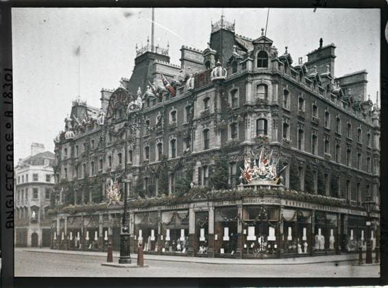 RECORD DATE NOT STATED London, England Marshall & Snelgrove stores on Oxford Street , 1919 - England - Fernand Cuville - (July 18-23) (French - ï»¿Londres , Angleterre Les magasins Marshall & Snelgrove sur Oxford street). Floor , Reverbera, shop , store, commemoration, street , neighborhood, flag, Economic activity, First World War, Habitat , Architecture, England, London, Marshall stores, Oxford Str. Copyright: xpiemagsx AKahnlpie020223-6173 !ACHTUNG AUFNAHMEDATUM GESCHÄTZT!