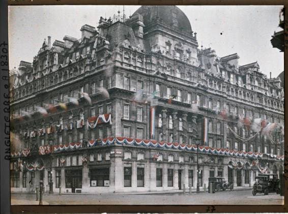 RECORD DATE NOT STATED London, England the Carlton hotel at the angle of Pall Mall and Haymarket , 1919 - England - Fernand Cuville - (July 18-23) (French - ï»¿Londres , Angleterre L hÃ tel Carlton Ã l angle de Pall Mall et Haymarket). Car transport, car, commemoration, street , neighborhood, catering , hotel, flag, Transport, First World War, Habitat , Architecture, Economic Activity, England, London, the Carlton hotel where Marshal Foch went down to London Copyright: xpiemagsx AKahnlpie020223-6177 !ACHTUNG AUFNAHMEDATUM GESCHÄTZT!