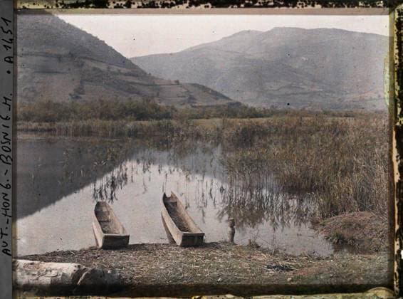 RECORD DATE NOT STATED Jajce, Bosnia-Herzegovina Two canoes of trees on the edges cluttered with reeds of the pliva lakes , 1912 - Balkans, Italy - Jean Brunhes and Auguste LÃ on - (October 13 - 27) (French - ï»¿Jajce , Bosnie-HerzÃ govine Deux canots de troncs d arbres sur les bords encombrÃ s de roseaux des lacs de la Pliva). Landscape, Mont , Mountain, River, Lake , Pond, Boat, Hydrography, Fluvial Transport , Lacustre, Vegetation , Botanical, Nature , Environment, transport, Bosnia, Jajce, two canoes of tree trunks on the edges crowded with reeds of the pliva lakes Copyright: xpiemagsx AKahnlpie020223-6297 !ACHTUNG AUFNAHMEDATUM GESCHÄTZT!