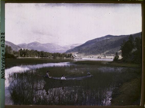 RECORD DATE NOT STATED Opheim, Norway three women in a boat on a lake, between Stalheim and Opheim , 1910 - Voyage of Albert Kahn and Auguste LÃ on in Scandinavia - (August 9 - September 14) (French - ï»¿Opheim , Norvege Trois femmes dans une barque sur un lac , entre Stalheim et Opheim). Landscape, woman, valley, exists in high definition, lake , pond, boat, hydrography, river transport , lake, Nature , Environment, human beings, HD, transport, Upheim Copyright: xpiemagsx AKahnlpie020223-15866 !ACHTUNG AUFNAHMEDATUM GESCHÄTZT!