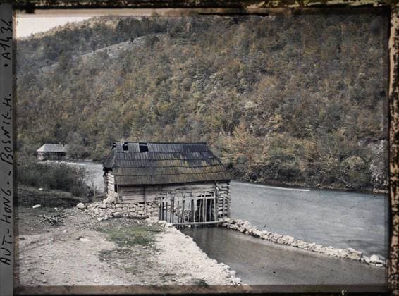 RECORD DATE NOT STATED Surroundings of Banja Luka, Bosnia and Herzegovina after Krupa, a mill with vertical axes on buckets , 1912 - Balkans, Italy - Jean Brunhes and Auguste LÃ on - (October 13 - 27) (French - ï»¿Environs de Banja Luka , Bosnie-HerzÃ govine Apres Krupa , un moulin Ã axes verticaux sur godets). Mill, forest , wood, civil engineering, river, hydrography, dam, hydraulic installation, Habitat , architecture, nature , environment, Bosnia, Banja Luka, after Krupa, a mill with vertical axes on buckets Copyright: xpiemagsx AKahnlpie020223-6282 !ACHTUNG AUFNAHMEDATUM GESCHÄTZT!
