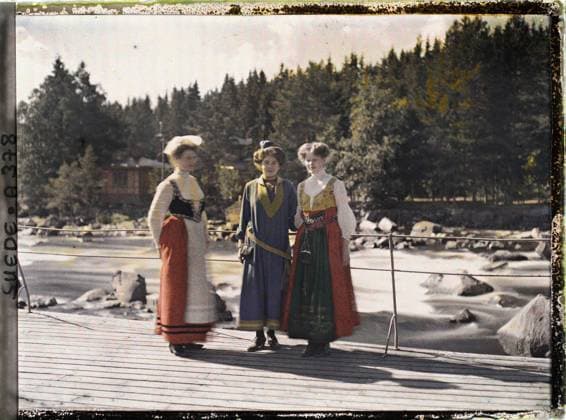 RECORD DATE NOT STATED Alvkarleby, Sweden Three women in folk costumes, inspired by traditional outfits , 1910 - Voyage of Albert Kahn and Auguste LÃ on in Scandinavia - (August 9 - September 14) (French - ï»¿Alvkarleby , Suede Trois femmes en costumes folkloriques , inspirÃ es de tenues traditionnelles). Woman, costume, group portrait, hairstyle , headgear, Human beings, clothing, Elfkarleo , Elfkarleo Copyright: xpiemagsx AKahnlpie020223-5143 !ACHTUNG AUFNAHMEDATUM GESCHÄTZT!