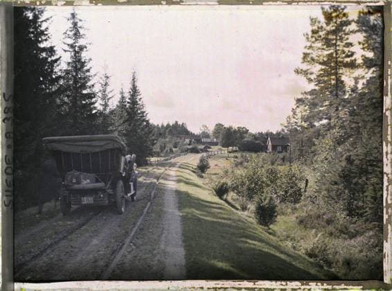 RECORD DATE NOT STATED Between Gävle and Falun, Sweden Anders Beer Wilse taking a photograph near the rental car, stopped on a road at the entrance of a village , 1910 - Voyage of Albert Kahn and Auguste LÃ on in Scandinavia - (August 9 - September 14) (French - ï»¿Entre Gävle et Falun , Suede Andeers Beer Wilse prenant une photographie pres de la voiture de location , arrÃªtÃ e sur une route Ã l entrÃ e d un village). Landscape, car transport, car, rural life, home, Nature , environment, transport, daily life, housing , architecture, Gefle road to Falun Copyright: xpiemagsx AKahnlpie020223-5153 !ACHTUNG AUFNAHMEDATUM GESCHÄTZT!