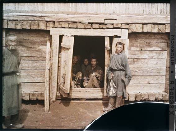 RECORD DATE NOT STATED Ourga, Mongolia Guardians near an open cell, in the prison courtyard , 1913 - Mongolia - StÃ phane Passet - (July 6-25) (French - ï»¿Ourga , Mongolie Gardiens pres d™une cellule ouverte , dans la cour de la prison). Costume, punishment, prisoner, prison, door, court, man, Clothing, human beings Copyright: xpiemagsx AKahnlpie020223-1689 !ACHTUNG AUFNAHMEDATUM GESCHÄTZT!