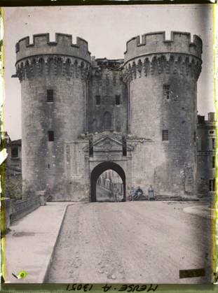 RECORD DATE NOT STATED Verdun , France , 1917 - North of France, Belgium - Paul Castelnau (photographic section of the armies) - (September 1-5) (French - ï»¿Verdun , France). Military uniform, civil engineering, architectural inscription, front, bombing, fortified architecture, door, medium age, fortifications, pediment, bridge, man, Clothing, Habitat , Architecture, Registration , Information, First World War, Art, Humans, France, Verdun, door door Copyright: xpiemagsx AKahnlpie020223-21171 !ACHTUNG AUFNAHMEDATUM GESCHÄTZT!