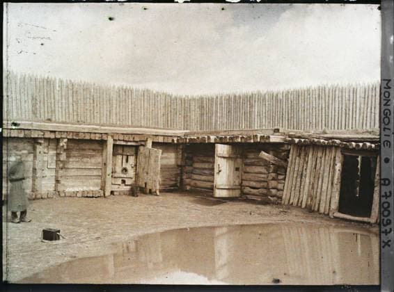 RECORD DATE NOT STATED Ourga, Mongolia inside the prison , 1913 - Mongolia - StÃ phane Passet - (July 6-25) (French - ï»¿Ourga , Mongolie L™intÃ rieur de la prison). Costume, public civil architecture, shooting equipment, punishment, prisoner, fortified architecture, prison, door, court, man, Clothing, housing , architecture, human beings Copyright: xpiemagsx AKahnlpie020223-1688 !ACHTUNG AUFNAHMEDATUM GESCHÄTZT!