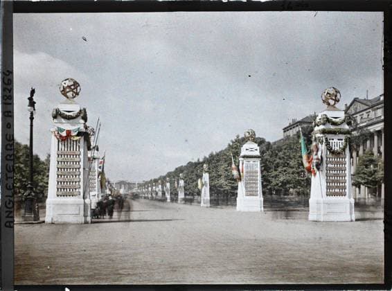 RECORD DATE NOT STATED London, England The Mall decorated with several monuments commemorating the end of the First World War. Basically, Buckingham Palace , 1919 - England - Fernand Cuville - (July 18-23) (French - ï»¿Londres , Angleterre The Mall dÃ corÃ de plusieurs monumenhts commÃ morant la fin de la Premiere Guerre Mondiale. Au fond , Buckingham Palace). Public civil architecture, commemorative inscription, commemoration, street , neighborhood, flag, palace , castle, Habitat , architecture, registration , information, First World War, England, London, the Mall seen from another point Copyright: xpiemagsx AKahnlpie020223-3202 !ACHTUNG AUFNAHMEDATUM GESCHÄTZT!