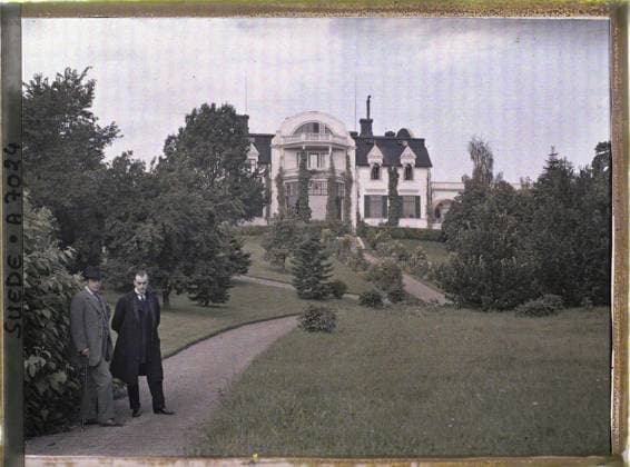 RECORD DATE NOT STATED Djürsholm, Sweden two members of the Palme family in front of the eponymous villa , 1910 - Voyage of Albert Kahn and Auguste LÃ on in Scandinavia - (August 9 - September 14) (French - ï»¿Djürsholm , Suede Deux membres de la famille Palme devant la villa Ã ponyme). Housing, hairstyle , headgear, park , garden, vegetation , botany, man, Habitat , architecture, nature , environment, human beings, Djursholm - 21 AoÃ»t Satsjobaden Copyright: xpiemagsx AKahnlpie020223-5247 !ACHTUNG AUFNAHMEDATUM GESCHÄTZT!