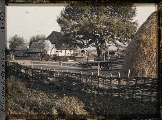 RECORD DATE NOT STATED Surroundings of Sarajevo, Bosnia and Herzegovina A beautiful PoljÃ farm , 1912 - Balkans, Italy - Jean Brunhes and Auguste LÃ on - (October 13 - 27) (French - ï»¿Environs de Sarajevo , Bosnie-HerzÃ govine Une belle ferme de la PoljÃ ). Agriculture , breeding, hay, farm, rural life, rural architecture, housing, barrier , palisade, Economic activity, daily life, housing , architecture, Bosnia, Sarajevo, a beautiful Polje farm Copyright: xpiemagsx AKahnlpie020223-6359 !ACHTUNG AUFNAHMEDATUM GESCHÄTZT!