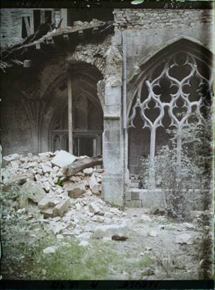 RECORD DATE NOT STATED Verdun , France , 1917 - North of France, Belgium - Paul Castelnau (photographic section of the armies) - (September 1-5) (French - ï»¿Verdun , France). Cloister, ruins, front, bombing, medium age, sculpted decor, rubble, religious architecture, First World War, Art, Habitat , Architecture, Verdun, cloister Copyright: xpiemagsx AKahnlpie020223-21108 !ACHTUNG AUFNAHMEDATUM GESCHÄTZT!